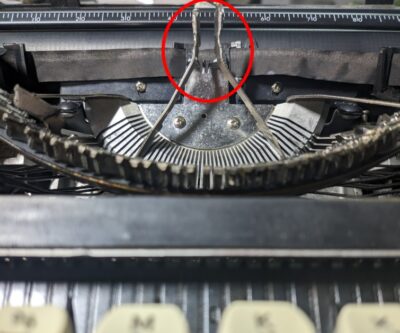 초성과 받침 글쇠가 눌러진 쌍초점 타자기 상태